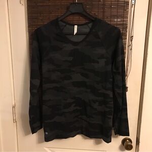 Athleta Womens XL Tee Speedlight Seamless Black Camo Long Sleeve Active To